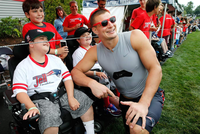 2016-0729-New-England-Patriots-training-camp-Rob-Gronkowski.jpg